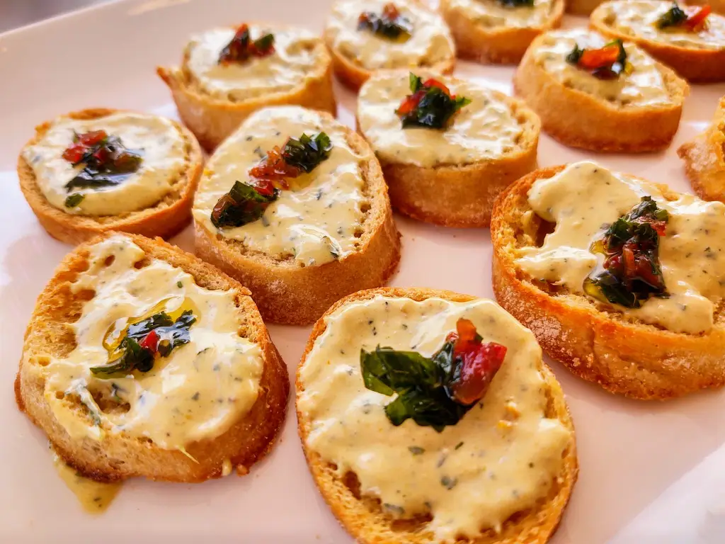 tostada con ocopa y tapenade van lavas en paprika